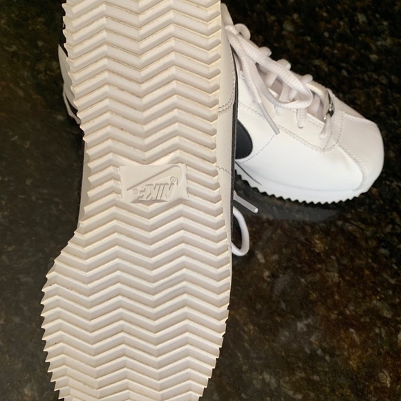 Nike shoes (kids size 4 - Picture 2 of 4